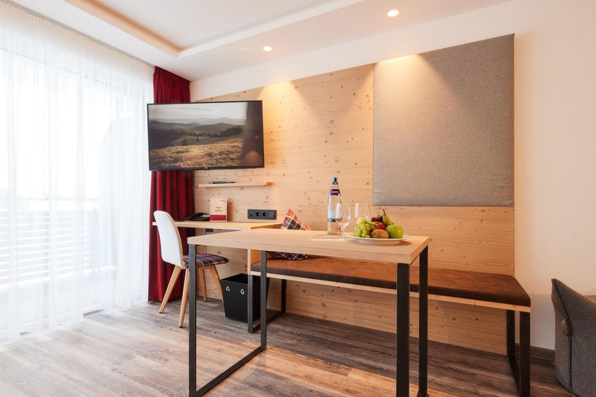 Hotel Sonne Post Mit Schwimmbad Titisee-Neustadt Exterior foto