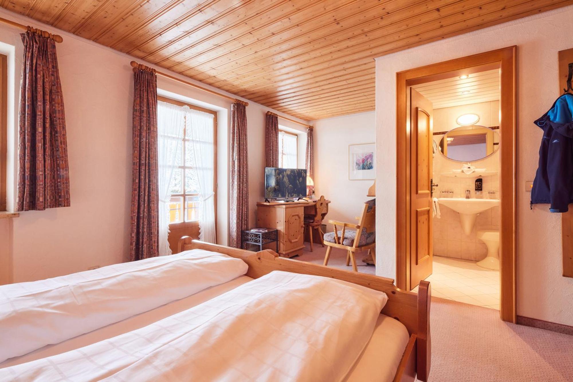 Hotel Sonne Post Mit Schwimmbad Titisee-Neustadt Exterior foto